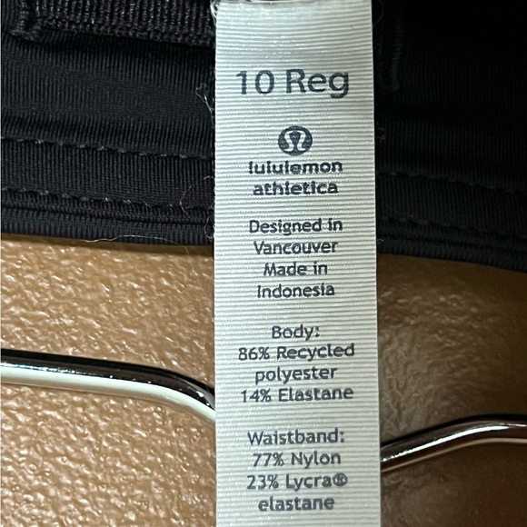 Lululemon Circuit Breaker Skirt (Regular)
Splatter White Black / Black Size 10 - Picture 11 of 16